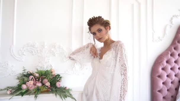 Krásná Žena Model Pózuje Elegantních Šatech Studiu — Stock video