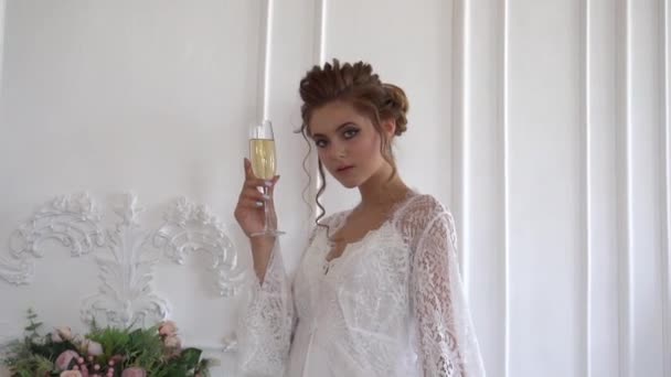 新鮮なシャンパンの完璧なデザインマニキュア保持ガラスと花嫁の手のイメージ — ストック動画