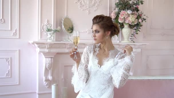 Coupe Champagne Ralenti Dans Les Mains Une Jolie Fille Érotique — Video