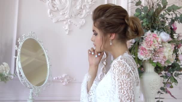 鏡を探しているかなり白い花嫁スローモーション — ストック動画