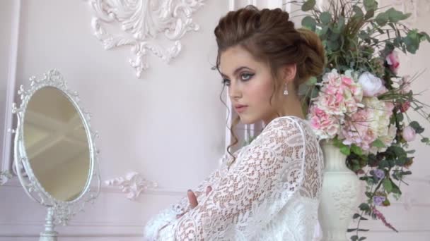 Krásná Bílá Nevěsta Dívá Zrcadla Pomalý Pohyb — Stock video