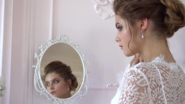 Fille Regarde Dans Miroir — Video