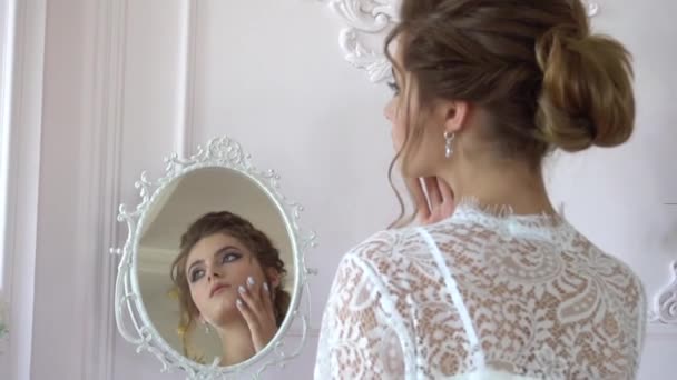 Vennlige Unge Brud Ser Seg Speilet – stockvideo