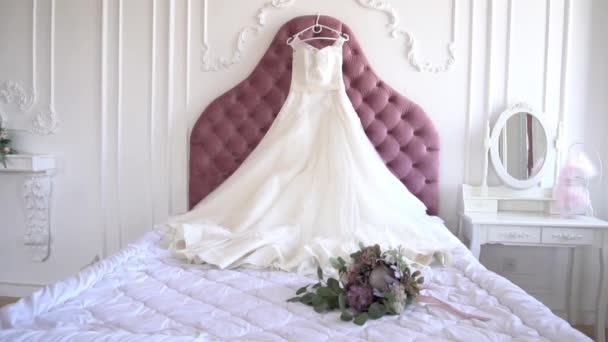 Vestido Noiva Pendurado Acima Cama Câmera Lenta — Vídeo de Stock