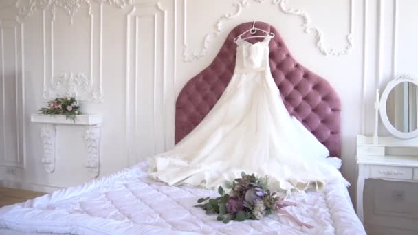 Lyxigt Hotellrum Med Bröllopsklänning Hänger Fönstret Och Bröllop Långsam — Stockvideo