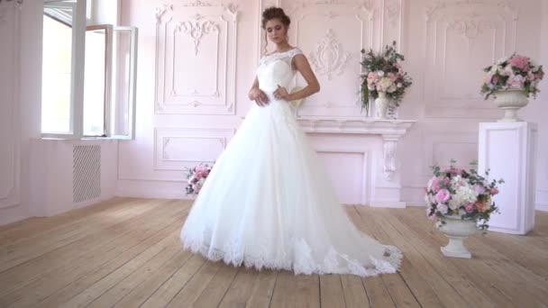 Junge Attraktive Mädchen Einem Hellen Weißen Luxus Hochzeitskleid Posieren Langsam — Stockvideo
