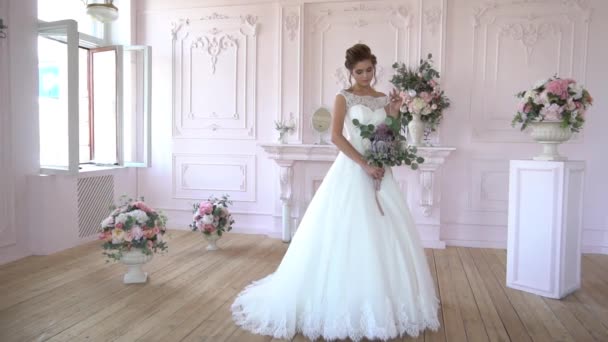 シックな豊かな屋内で美しい金髪の花嫁ポーズ — ストック動画