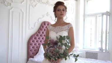Slow Motion Güzel Gülümseyen Gelin Gelinlik İçinde Poz Veren Kadın