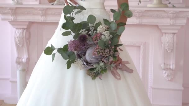 Sposa Abito Bianco Bouquet Tenuta — Video Stock