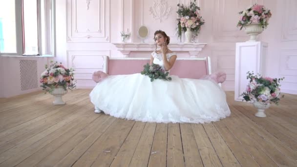 Krásná Mladá Modelka Bílé Krajky Šaty Sedí Bílé Posteli Nádherná — Stock video