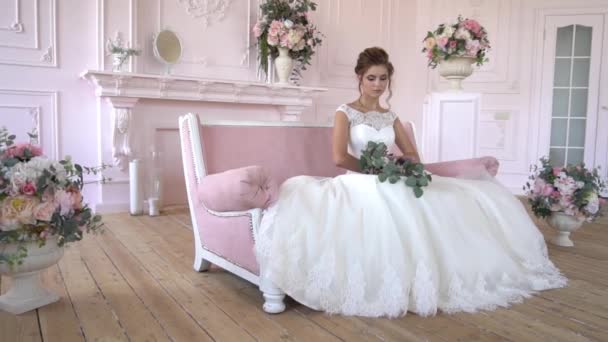 Νύφη Ένα Όμορφο Εσωτερικό Ξαπλώνει Ένα Πολυτελές Φόρεμα Όμορφη Νεαρή — Αρχείο Βίντεο