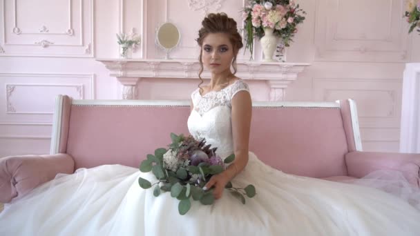 Pomalý Pohyb Nevěsta Svatebních Šatech Drží Krásnou Kytici — Stock video