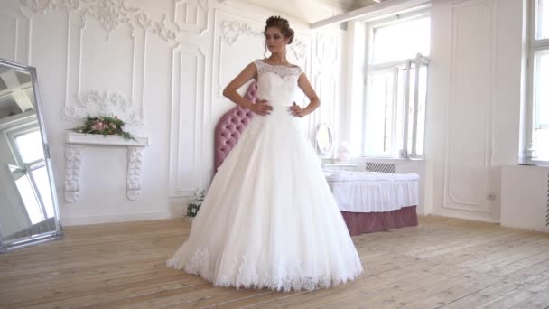 Noiva Confiante Vestido Casamento Incrível Salão Câmera Lenta — Vídeo de Stock