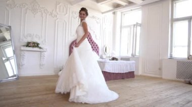 Beyaz Şatafatlı Genç Çekici Kız Beyaz Gelinlik Pozisyonu Yavaş Mo