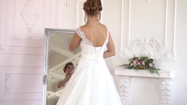 Düğün Konsepti Gelin Aynaya Bakar Yavaş Hareket — Stok video