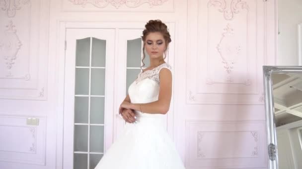 Gyönyörű Menyasszony Esküvői Ruhában — Stock videók