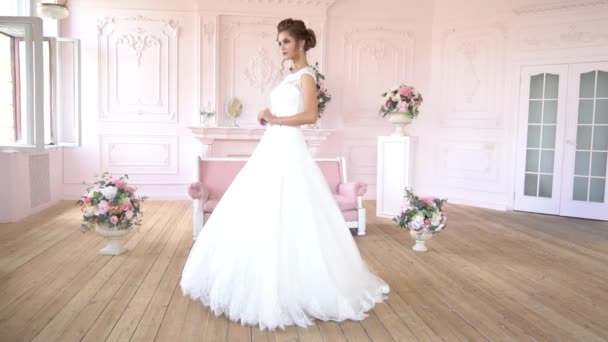 Beautiful Bride Fashion Model Long White Wedding Dress Slow Motion — ストック動画