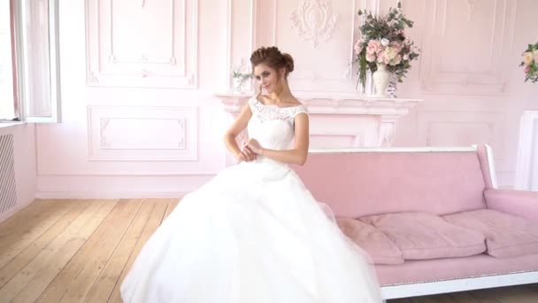 Vackra Brud Bröllopsklänning Hem — Stockvideo