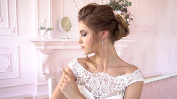 Slow Motion Piękny Młody Model Białej Koronkowej Sukience Siedzi Białym — Wideo stockowe