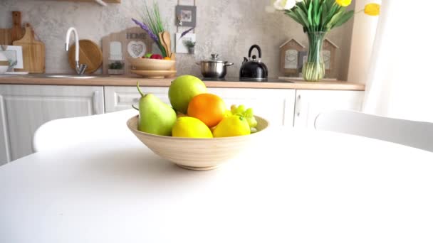 Beelden Van Fruit Keukentafel — Stockvideo