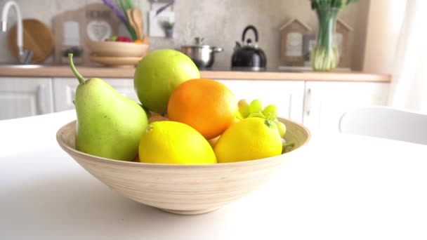 Vue Rapprochée Des Fruits Frais Mûrs Sur Table — Video