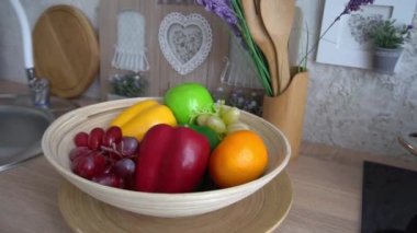 Mutfak Masasında Meyve