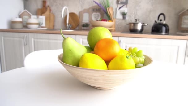 Fruits Frais Mûrs Sur Table Cuisine — Video