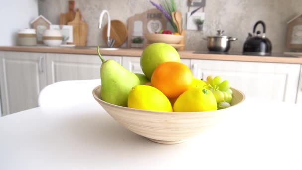 Een Kleine Set Van Fruit Een Mand — Stockvideo