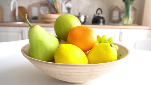 Frutas Frescas Maduras Mesa Cocina — Vídeo de stock