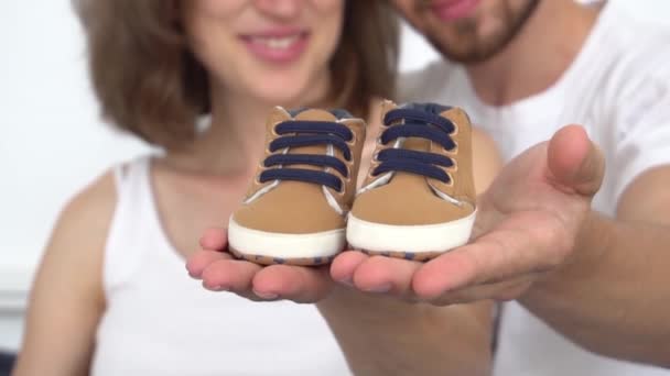 Slow Motion Botas Bebê Recém Nascido Nas Mãos Dos Pais — Vídeo de Stock