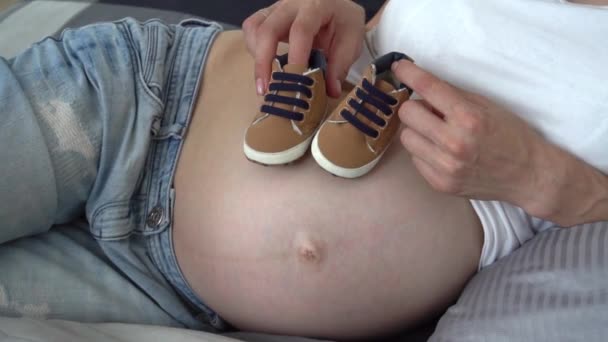 Slow Motion Femme Qui Attend Jouer Avec Petites Chaussures — Video