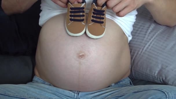 Slow Motion Verwacht Vrouw Spelen Met Kleine Schoenen — Stockvideo