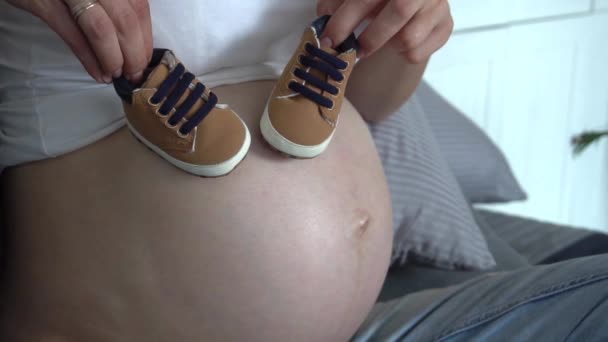 Prenatal Brzuch Kobiety Ciąży Których Małe Buty Dla Noworodków — Wideo stockowe