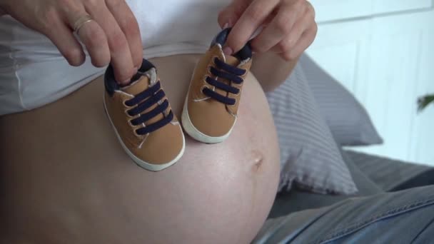 Mujer Embarazada Feliz Esperando Bebé Casa — Vídeos de Stock