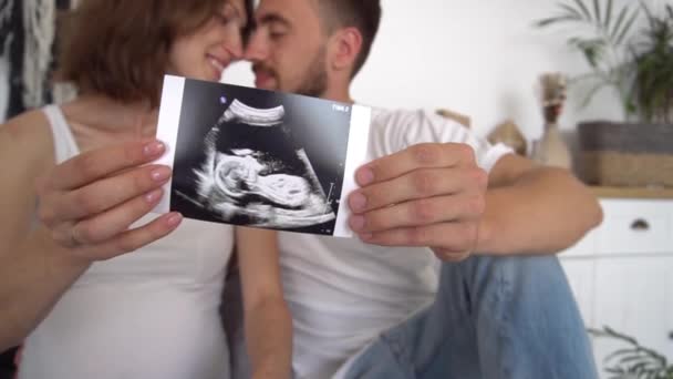 Mouvement Lent Jeune Couple Enceinte Tient Une Photographie Échographique Enfant — Video