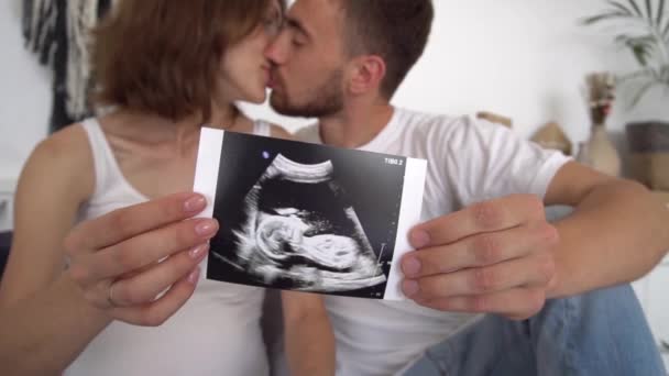Slow Motion Hermosa Pareja Embarazada Con Imagen Ecografía Casa — Vídeos de Stock