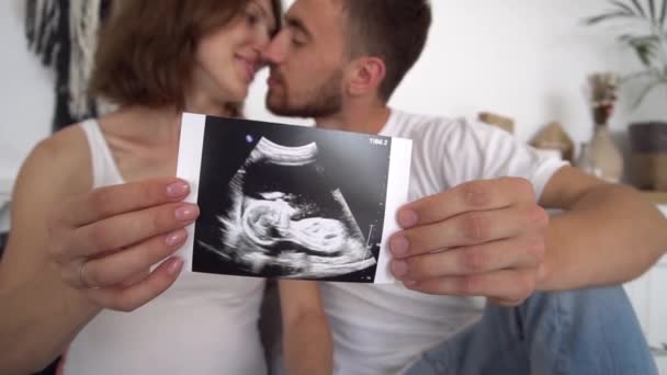 Elegante Casal Grávida Segurando Ultra Som Bebê Colisão Bebê Beijando — Vídeo de Stock