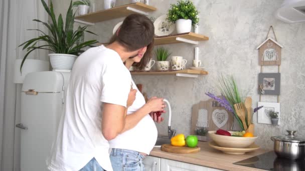 Mouvement Lent Heureux Couple Enceinte Préparation Repas Ensemble Dans Cuisine — Video