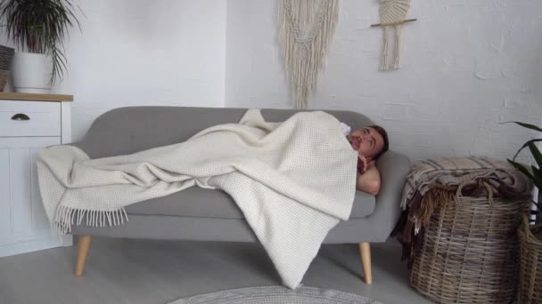 Slow Motion Mann Liegt Und Schläft Bett Hause Ausruhen — Stockvideo