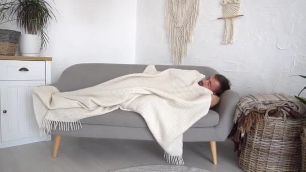 Slow Motion Daki Adam Yatakta Yatıyor Evde Dinlenme — Stok video
