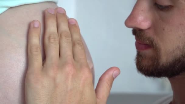 Slow Motion Man Abbraccia Bacia Pancia Della Moglie Incinta Close — Video Stock