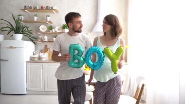 Zwangere Paren Met Ballonnen Jongen — Stockvideo