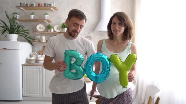 Couples Enceintes Ralenti Avec Ballons Garçon — Video