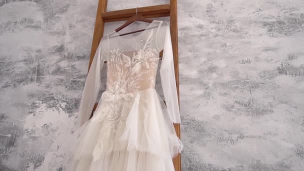 Красива Весільна Сукня Кімнаті — стокове відео