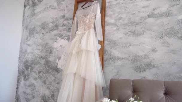 Weißes Hochzeitskleid Hängt Einer Braunen Wand Ungewöhnlicher Anblick — Stockvideo