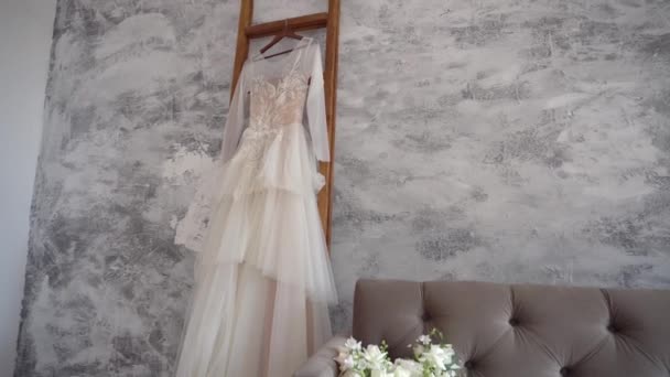 Hochzeitskleid Hängt Holztreppe Eines Zweistöckigen Hauses — Stockvideo