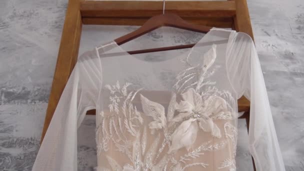 Идеальное Свадебное Платье Вешалкой Комнате Невесты Медленное Движение — стоковое видео