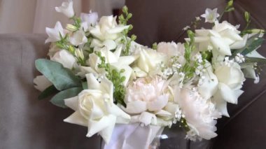 Düğün Detaylarının Yakın Çekimi - Ayakkabılar ve Buket. Düğün Çiçeği Yavaş Hareketi