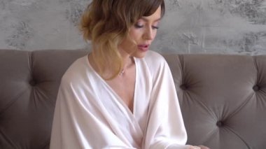 Stüdyoda Poz İç Çamaşırı Seksi Kız Gelin