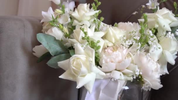 Sluiten Van Wedding Bouquet Stoel — Stockvideo